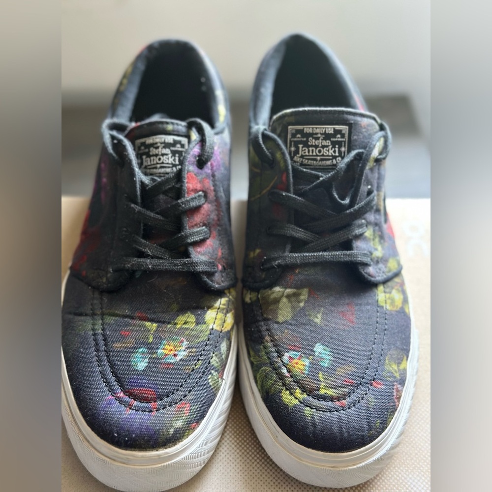 FLORAL PRINT COVERS THE NIKE SB STEFAN JANOSKI